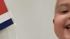 Un niño de Inglaterra es un fanático de su selección y los apoya mientras se somete a radioterapia.