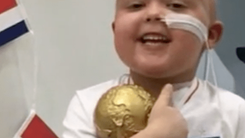 Un niño de Inglaterra es un fanático de su selección y los apoya mientras se somete a radioterapia.