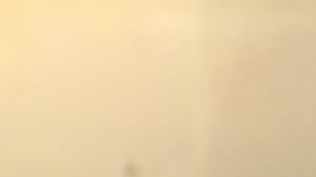 Un niño apaga el "Fuego de la libertad".