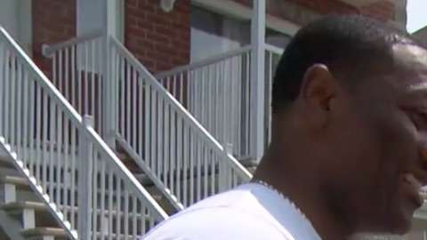 Una mujer da a luz en el jardín de su casa.