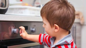 Las manillas de las estufas deben asegurarse con los seguros a pruebas de niños para evitar que ellos las prendan o dejen el gas abierto.