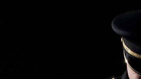 El Servicio Secreto rinde honores al oficial.