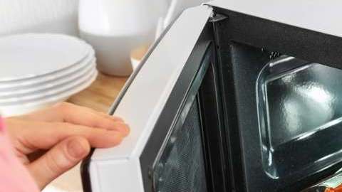 Expertos indican que cocinar en el microondas es muy seguro.