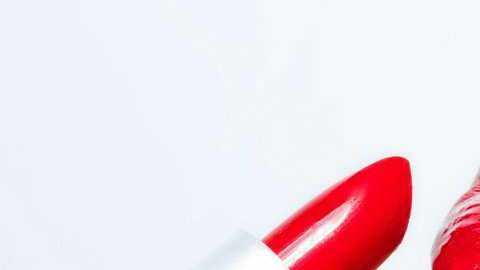 Un labial rojo destaca la personalidad y la belleza de cualquier mujer.