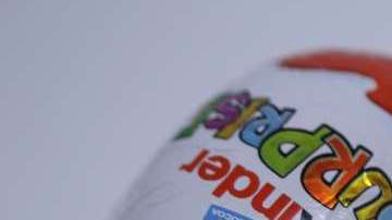 La mujer cometió una imprudencia con el huevo de plástico.