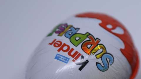 La mujer cometió una imprudencia con el huevo de plástico.