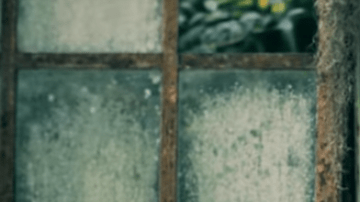 Guillermo Bonetto, vocalista de Los Cafres en el vídeo "Sigo Caminando".