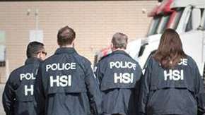 Los trabajadores encontrados durante estas investigaciones son arrestados y puestos en deportación