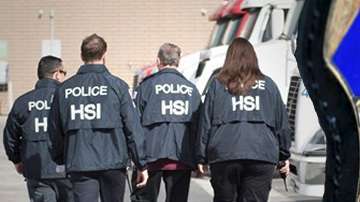 Los trabajadores encontrados durante estas investigaciones son arrestados y puestos en deportación