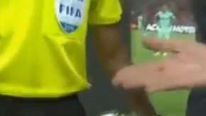 El volado para el saque inicial se hizo con una tarjeta de crédito