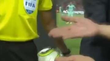 El volado para el saque inicial se hizo con una tarjeta de crédito