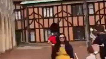 La mujer estaba posando para una fotografía cuando el guardia la aventó.