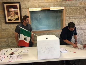 Una de las casillas del ejercicio de voto simbólico en Chicago, en el que también ganó Andrés Manuel López Obrador.