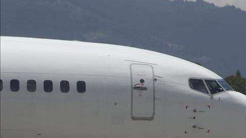 Un vuelo que transporta a deportados,.