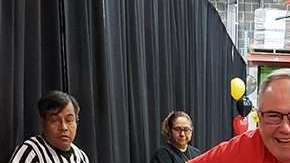 Bob Ignatowski Sr. (c) todavía se sorprende de sus 4 premios de lotería.