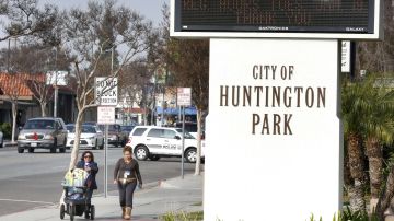 Residente caminan al lado del Ayuntamiento de Huntington Park. /AURELIA VENTURA