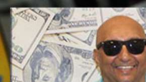 Francisco Ríos con su premio de lotería.