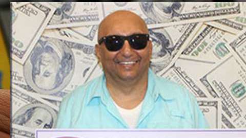 Francisco Ríos con su premio de lotería.