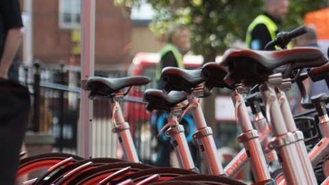 Las bicicletas que no necesitan ser bloqueadas están llenando las calles de grandes ciudades.