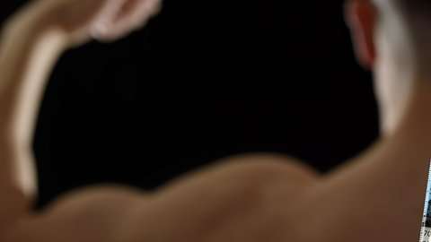 Los esteroides incrementan el desarrollo de características sexuales masculinas.