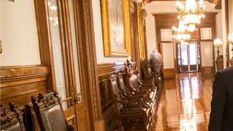 La transición entre el presidente Enrique Peña y López Obrador es "inédita".