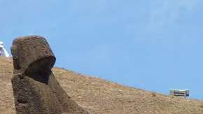 La Isla de Pascua recibe cada vez más turistas y algunos deciden quedarse.