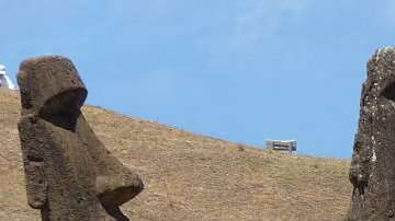 La Isla de Pascua recibe cada vez más turistas y algunos deciden quedarse.