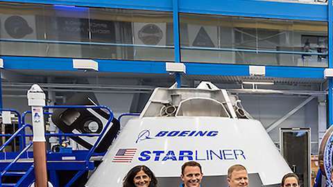 Ellos volarán en naves fabricadas por empresas privadas.