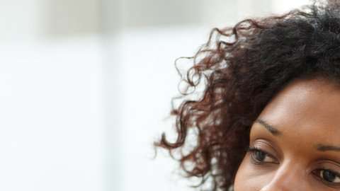 La OMS asegura que la mayoría de mujeres de piel oscura que usa productos blanqueadores lo hace sin receta médica.