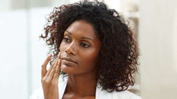 La OMS asegura que la mayoría de mujeres de piel oscura que usa productos blanqueadores lo hace sin receta médica.