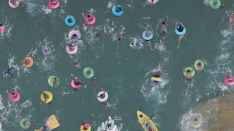 En la película, el megalodón mide 25 m de largo.