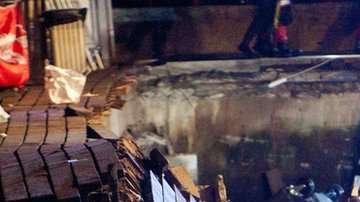 Las autoridades atienden a los lesionados.