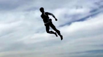 Los Stuntronics pueden "volar" como superhéroes.