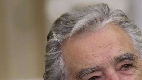 José Mujica renuncia al Senado de Uruguay.