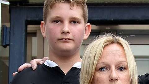 Lee-Anne Cartier con las cenizas de su hermano Phil en compañía de su otro hermano y su sobrino.