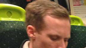 Las personas aprovechan el viaje a su oficina para enviar correos de trabajo.