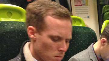 Las personas aprovechan el viaje a su oficina para enviar correos de trabajo.