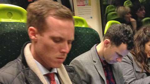 Las personas aprovechan el viaje a su oficina para enviar correos de trabajo.