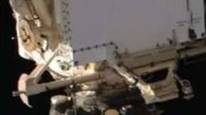 La nave Soyuz MS-09, izq., donde se detectó la fuga, fue usada en junio para transportar hasta la estación a tres astronautas.