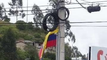 Venezolanos esperan en el paso de Rumichaca en Tulcán, Ecuador.