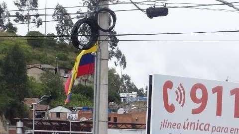 Venezolanos esperan en el paso de Rumichaca en Tulcán, Ecuador.