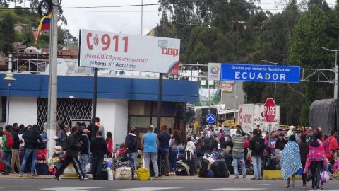 Venezolanos esperan en el paso de Rumichaca en Tulcán, Ecuador.