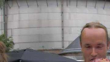 El hombre molestó a los asistentes por comerse un pedazo de carne cruda.