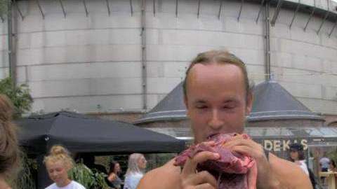 El hombre molestó a los asistentes por comerse un pedazo de carne cruda.