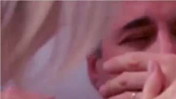 Así reacciona un hombre al ver por primera vez.