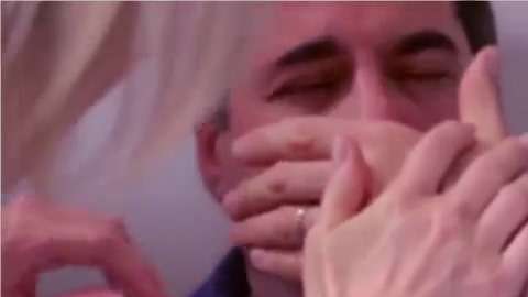 Así reacciona un hombre al ver por primera vez.