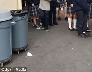 Un militar se reúne con su hijo.