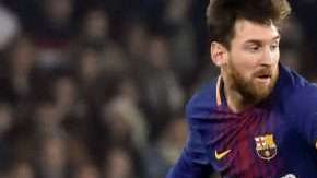 El mexicano Andrés Guardado junto a Lionel Messi del Barcelona. (Foto: EFE/Raúl Caro)