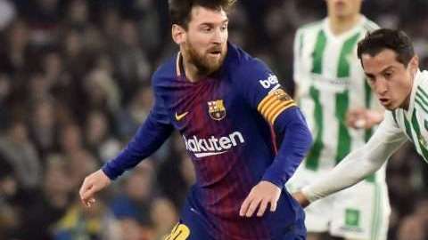 El mexicano Andrés Guardado junto a Lionel Messi del Barcelona. (Foto: EFE/Raúl Caro)