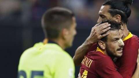 El AS Roma celebra el triunfo ante el FC Barcelona, en el estadio de Arlington. (Foto: EFE/Larry W. Smith)